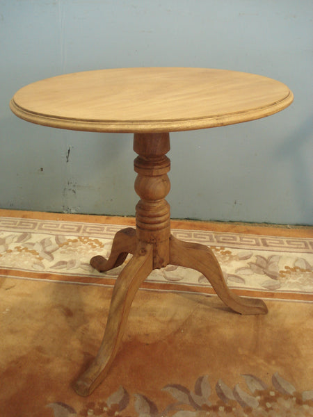 Elegant 19th century pedestal table