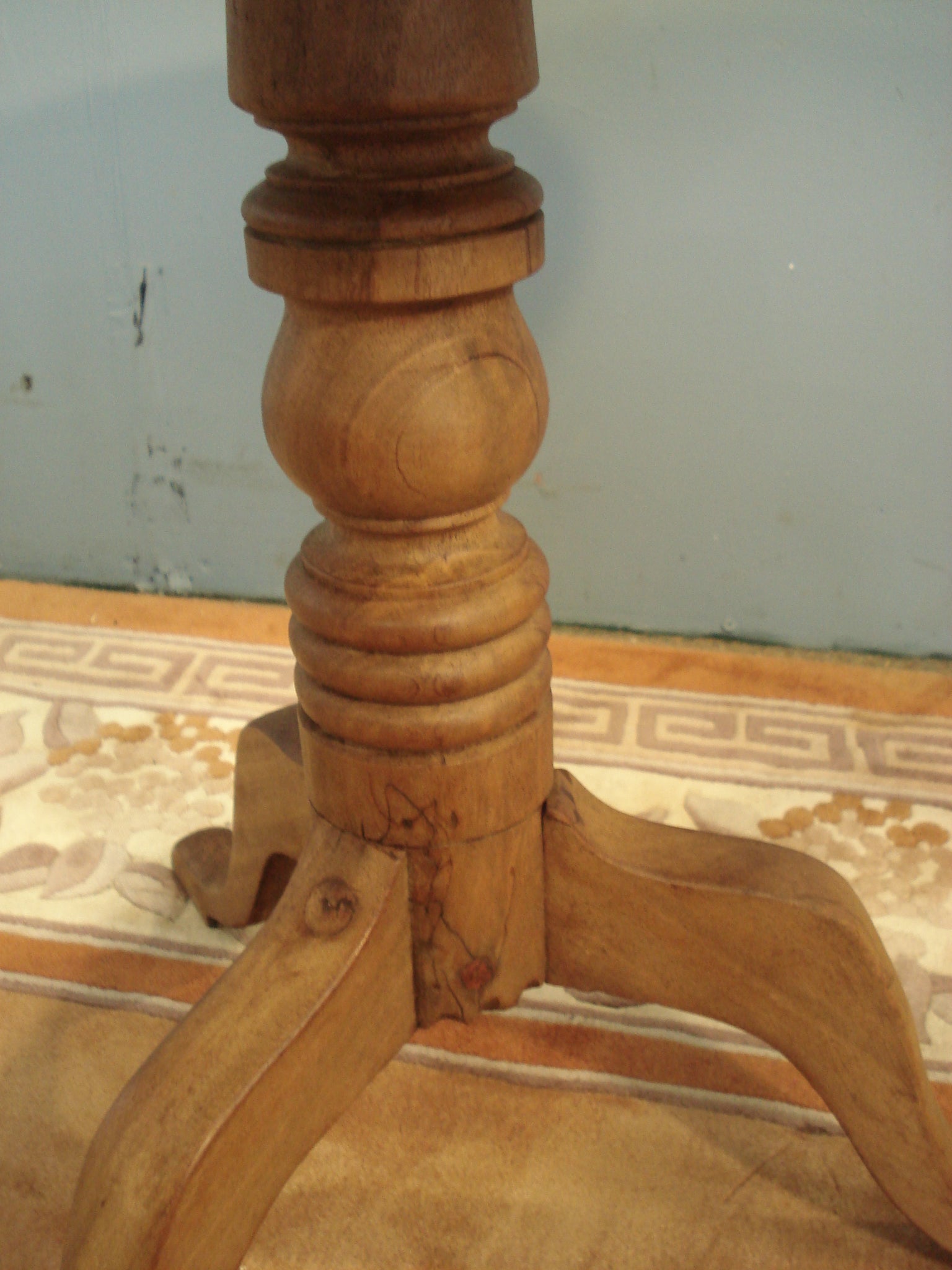 Elegant 19th century pedestal table